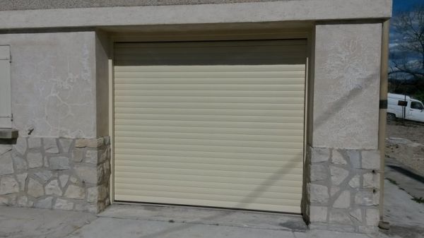 Pose de porte de garage motorisée dans le vaucluse 